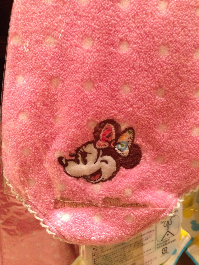 ミニーちゃんのループ付きタオルが800円→500円になっています