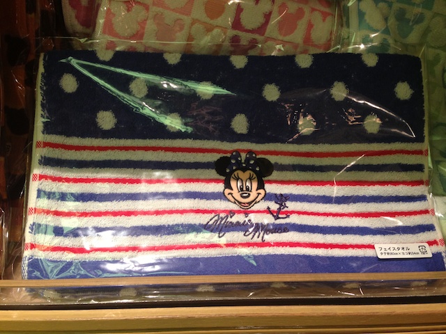 ミニーちゃんのバスタオルが2400円→1600円になっています