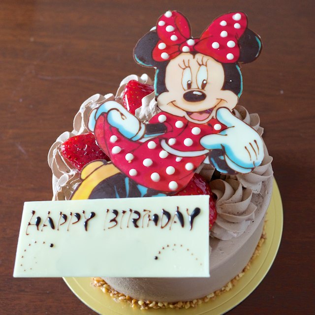 これ可愛い ミニーちゃんのバースデイケーキで誕生日を祝う